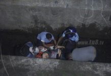 Rescatan a motociclistas del fondo de un cauce