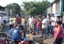 Chofer se lanza el «Alto» y casi se vuela a motociclistas