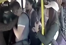 Hombre se la saca en el bus y usuarios lo bajan a patadas (Video)