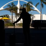 Un pasajero salta de un avión en movimiento en Los Ángeles, EE.UU.