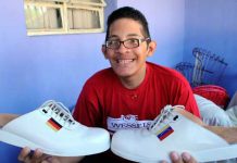 Hombre con los pies más grandes del mundo recibe zapatos donados por alemán