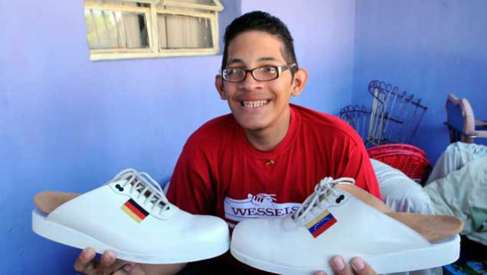 hombre-con-los-pies-mas-grandes-recibe-zapatos