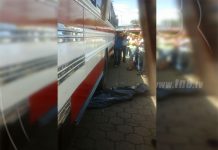 Hombre muere bajo las pesadas llantas de bus