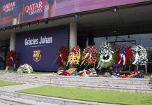 Hinchas del Barcelona rinden homenaje a Cruyff