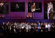 Rockeros rinden homenaje a Bowie