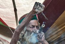 Para honrar a un dios mantiene su brazo levantado hace 43 años
