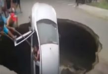 Enorme hoyo se traga un carro con una niña de 2 años en Perú (Video)