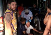 Pasajero cae de microbús en marcha