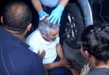 Pasajero cae de microbús en marcha