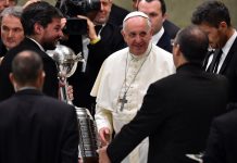 San Lorenzo presenta la Copa Libertadores al papa Francisco