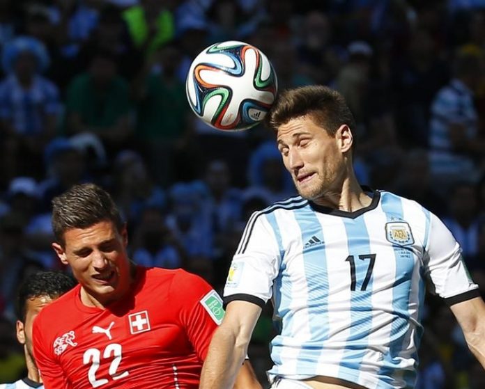 Imagen de archivo del defensor argentino Federico Fernández (17) en su encuentro frente a Suiza por los octavos de final de la Copa del Mundo en Sao Paulo