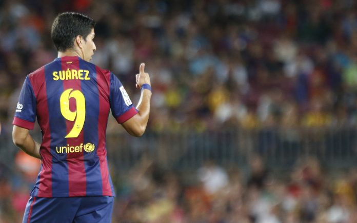 El delantero uruguayo del Barcelona Luis Suárez realiza un gesto a su entrenador, Luis Enrique, durante su encuentro frente al León por el trofeo Joan Gamper en Barcelona