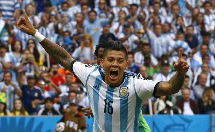 El defensor argentino Marcos Rojo celebra tras convertir frente a Nigeria en su duelo por el grupo F de la Copa del Mundo en Porto Alegre