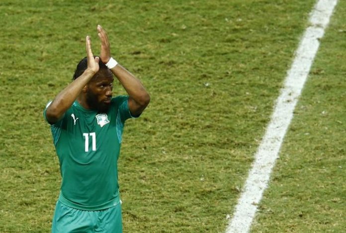 El delantero marfileño Didier Drogba saluda al ser reemplazado en un encuentro frente a Grecia por el grupo C de la Copa del Mundo en Fortaleza