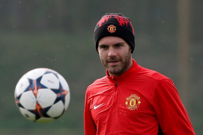 El futbolista español Juan Mata durante un entrenamiento en el complejo del Manchester United, Manchester