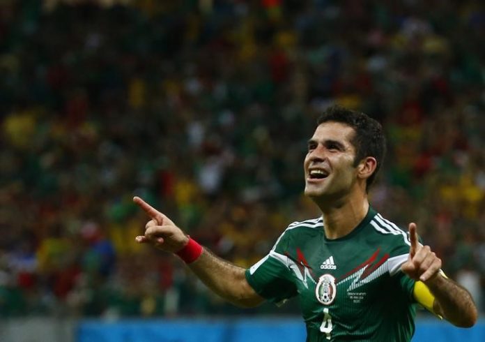 Imagen de archivo del zaguero mexicano Rafael Márquez celebrando tras convertir frente a Croacia en su duelo por el grupo A de la Copa del Mundo de Brasil en Pernambuco