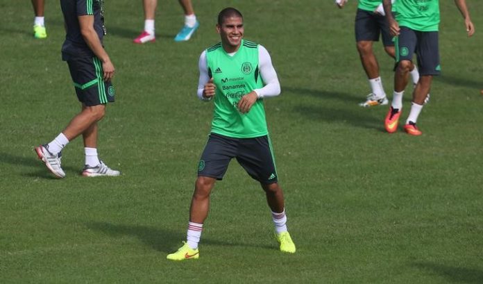 Imagen de archivo del defensor mexicano Carlos Salcido en un entrenamiento en Santos, Brasil