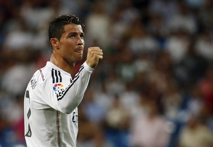 El delantero del Real Madrid Cristiano Ronaldo festeja tras convertir frente al Córdoba en su encuentro por la primera división del fútbol español en Madrid