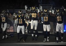 Jugadores de Rams hacen silenciosa protesta