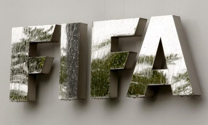 El logo de la FIFA en la sede del organismo en Zúrich
