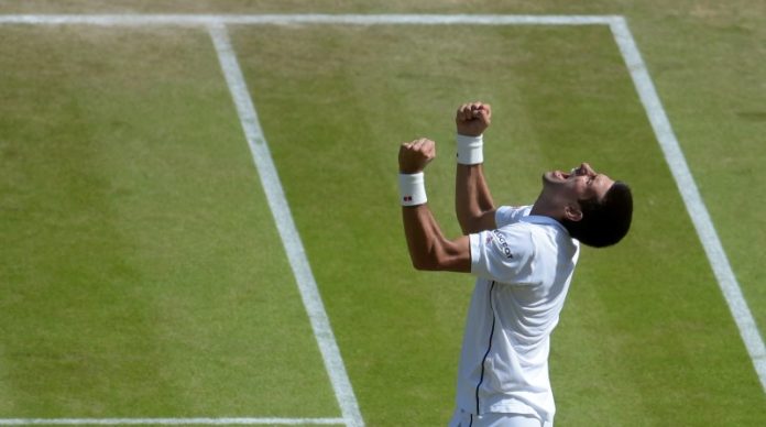 El serbio Novak Djokovic celebra ante su triunfo contra el búlgaro Grigor Dimitrov en la semifinal de varones en Wimbledon, Londres