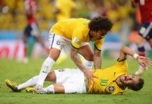 Neymar vuelve en ambulancia a sede brasileña