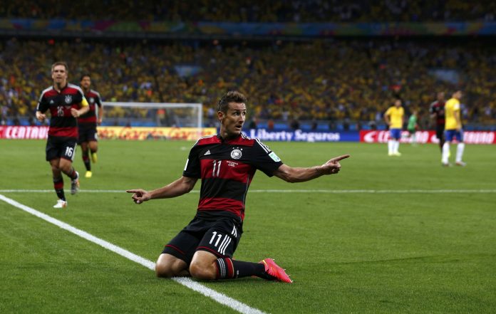 El alemán Miroslav Klose celebra tras convertir frente a Brasil en su duelo de semifinales de la Copa del Mundo en Belo Horizonte