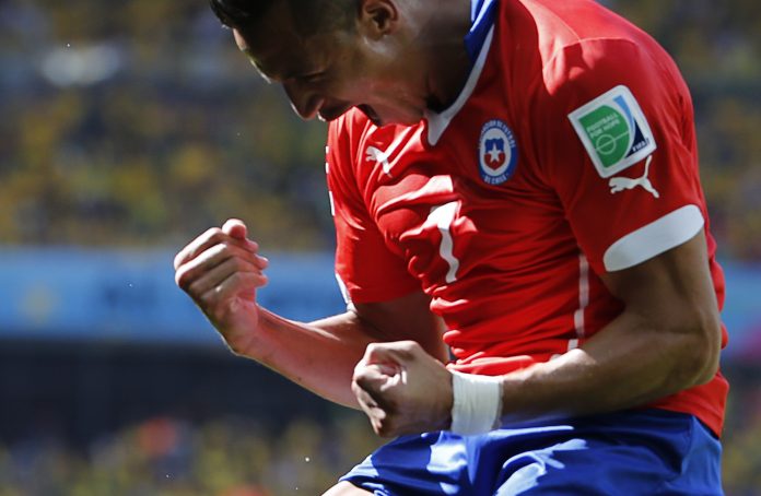 Imagen de archivo del delantero chileno Alexis Sánchez tras convertir un gol frente a Brasil en los octavos de final del mundial en Belo Horizonte