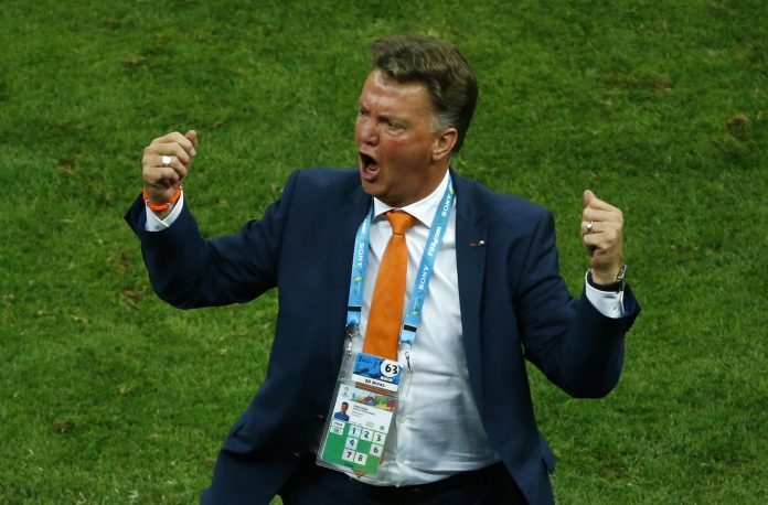Van Gaal llega al United envuelto en expectación tras el Mundial
