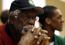 Bill Russell se desploma mientras daba discurso