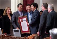 Legisladores de California homenajean a De la Hoya