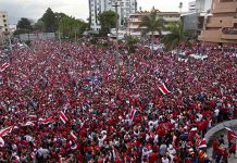 La fiesta en Costa Rica se tiñe de blanco, rojo y azul