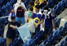 Muy pulcros, los aficionados de selección de Japón