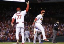 Lackey y jonrones dan victoria a Cardenales