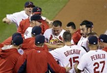 Con jonrón de Wong, Cardenales empatan la serie