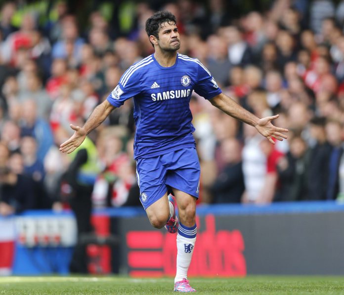 El delantero del Chelsea Diego Costa celebra tras convertir frente a Arsenal en un duelo por la Liga Premier del fútbol en Londres