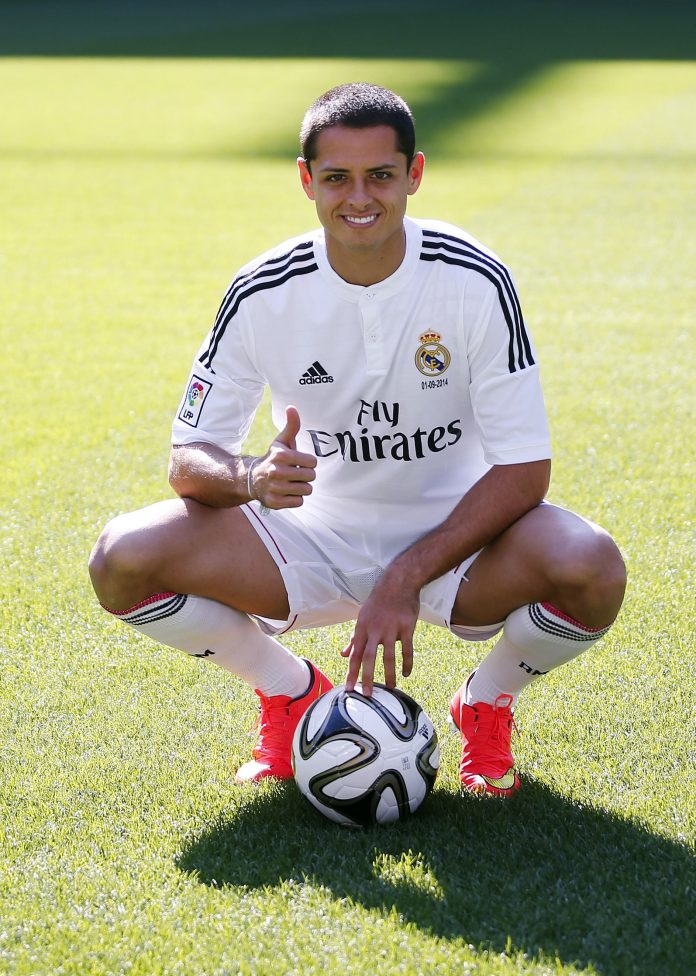 El nuevo delantero del Real Madrid Javier Hernández posa para una fotografía oficial en el estadio Santiago Bernabéu en Madrid
