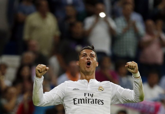 En la imagen, el jugador del Real Madrid, Cristiano Ronaldo, celebra tras anotar un gol durante un partido de primera division en el estadio Santiago Bernabeu , en Madrid.