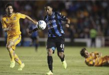 Ronaldinho falla penal en debut con Querétaro