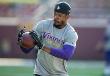 Vikings cortan a Simpson
