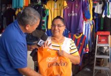 Comerciantes del Oriental alegres con premios que recibieron de TN8
