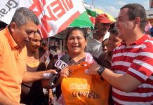Más comerciantes del Mercado Oriental ganan premios respondiendo la frase del día
