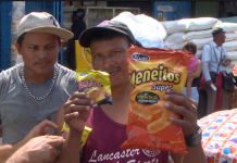 Más comerciantes del Mercado Oriental ganan premios solo por responder la frase del día