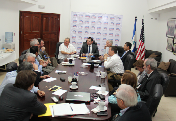 images_SECCIONES_PAGINA_WEB_CRONICATN8_ECONOMIA_2014_Junio_DEL_02_AL_08_AMCHAM_RECIBE04