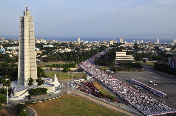 images_SECCIONES_PAGINA_WEB_CRONICATN8_INTERNACIONALES_2014_Abril_28_AL_4_MAYO_desfile-_1_de_Mayo_en_La_Habana_-01052014