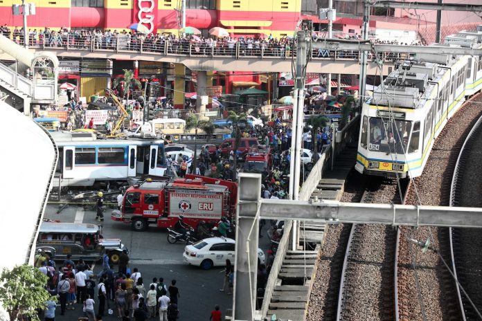 (6)FILIPINAS-PASAY-ACCIDENTE-TREN