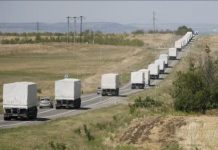 Los primeros camiones con carga humanitaria rusa llegan a la frontera con Ucrania
