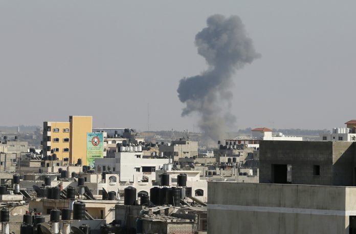 Humo sobre la ciudad de Gaza tras lo que testigos dijeron que fue un ataque aéreo israelí.