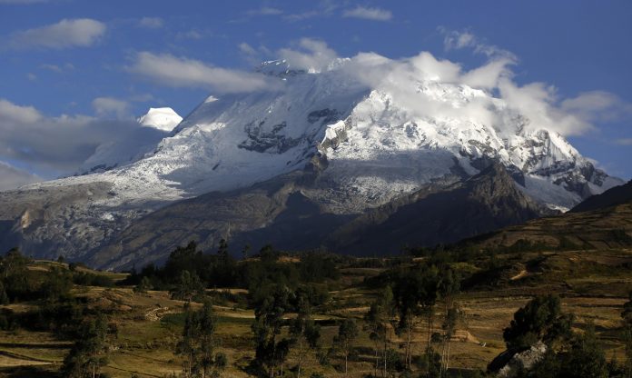 Vista de la Huascaran, la montaña más alta de Perú, en Cordillera Blanca, Ancash