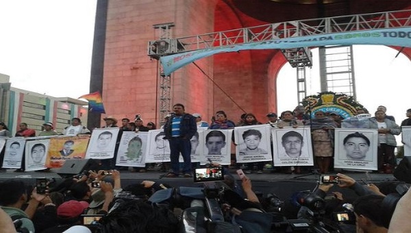 images_SECCIONES_PAGINA_WEB_CRONICATN8_INTERNACIONALES_2014_Diciembre_1_AL_7_Padres_de_estudiantes_06_12_14